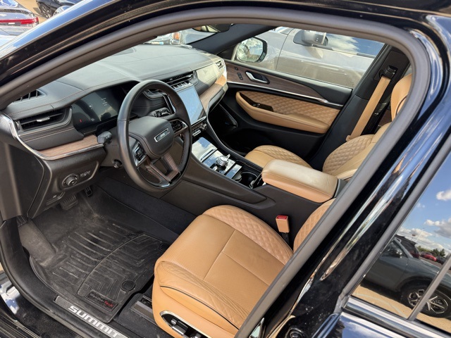 2023 Jeep Grand Cherokee Summit photo 4