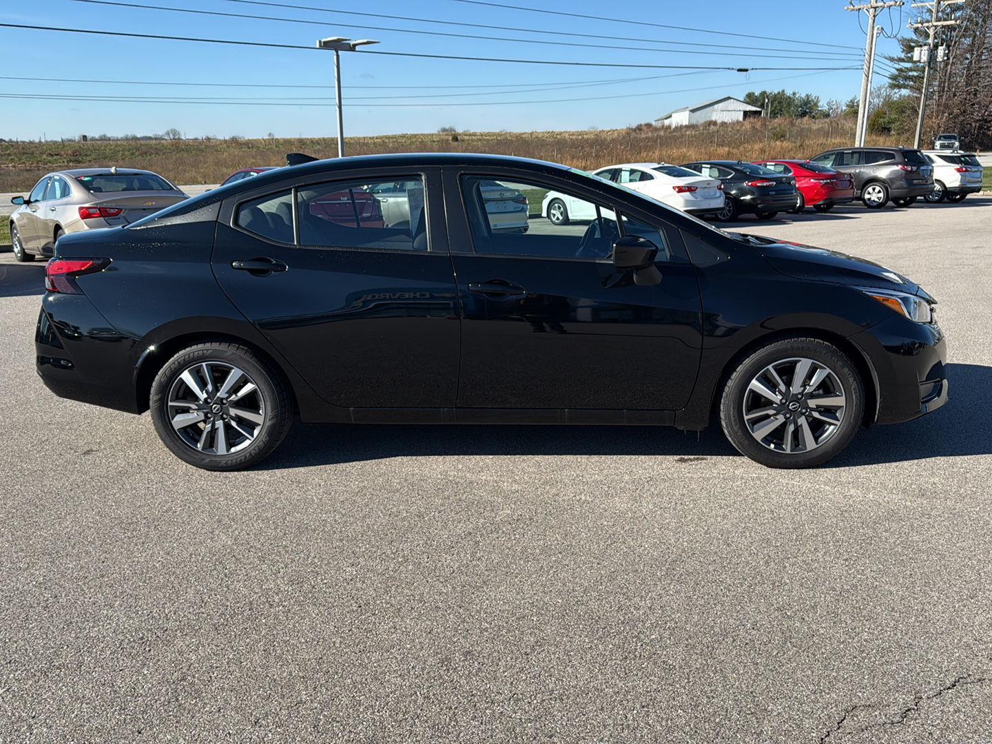 2023 Nissan Versa SV photo 4