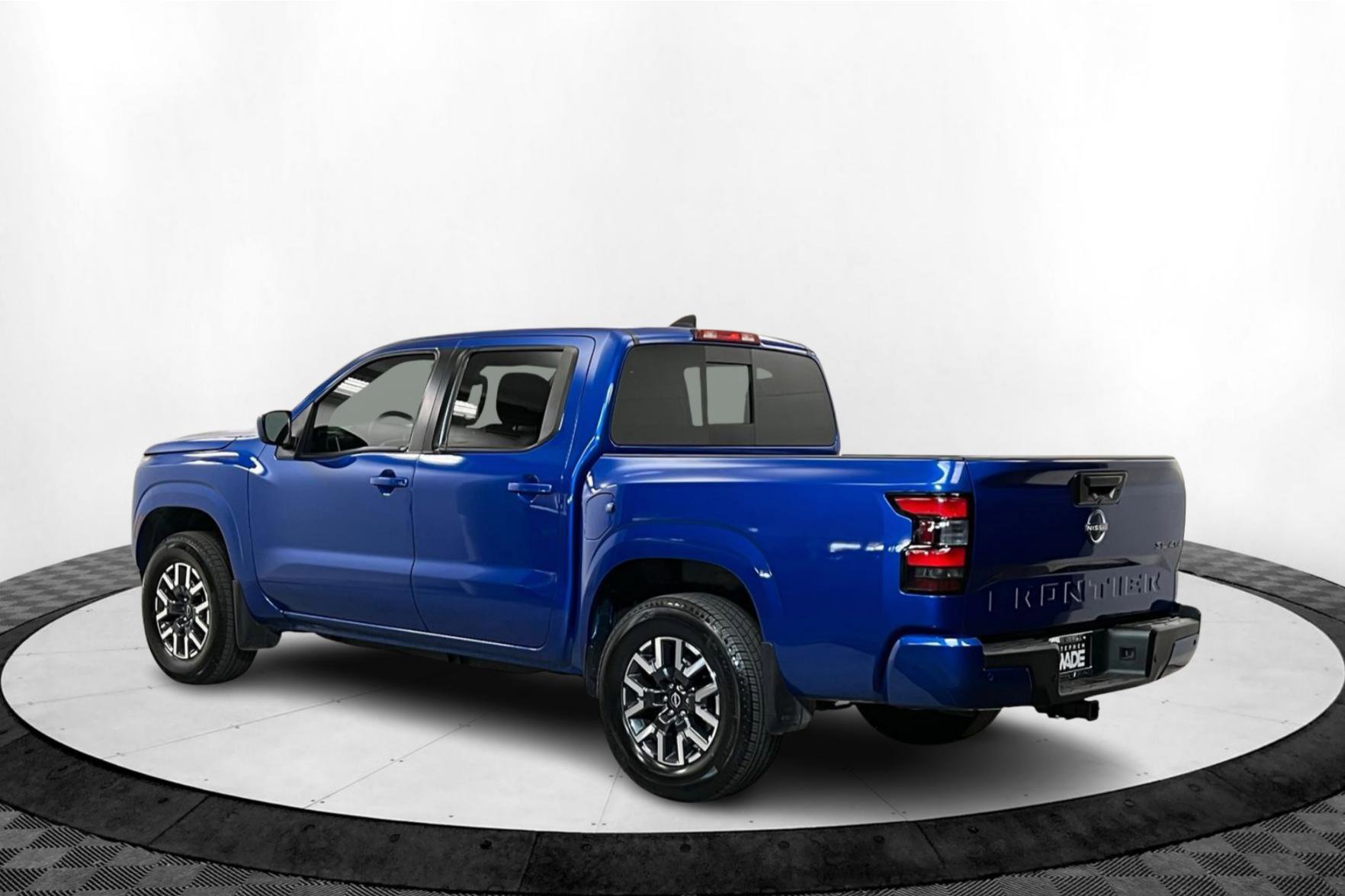 2024 Nissan Frontier SL photo 3