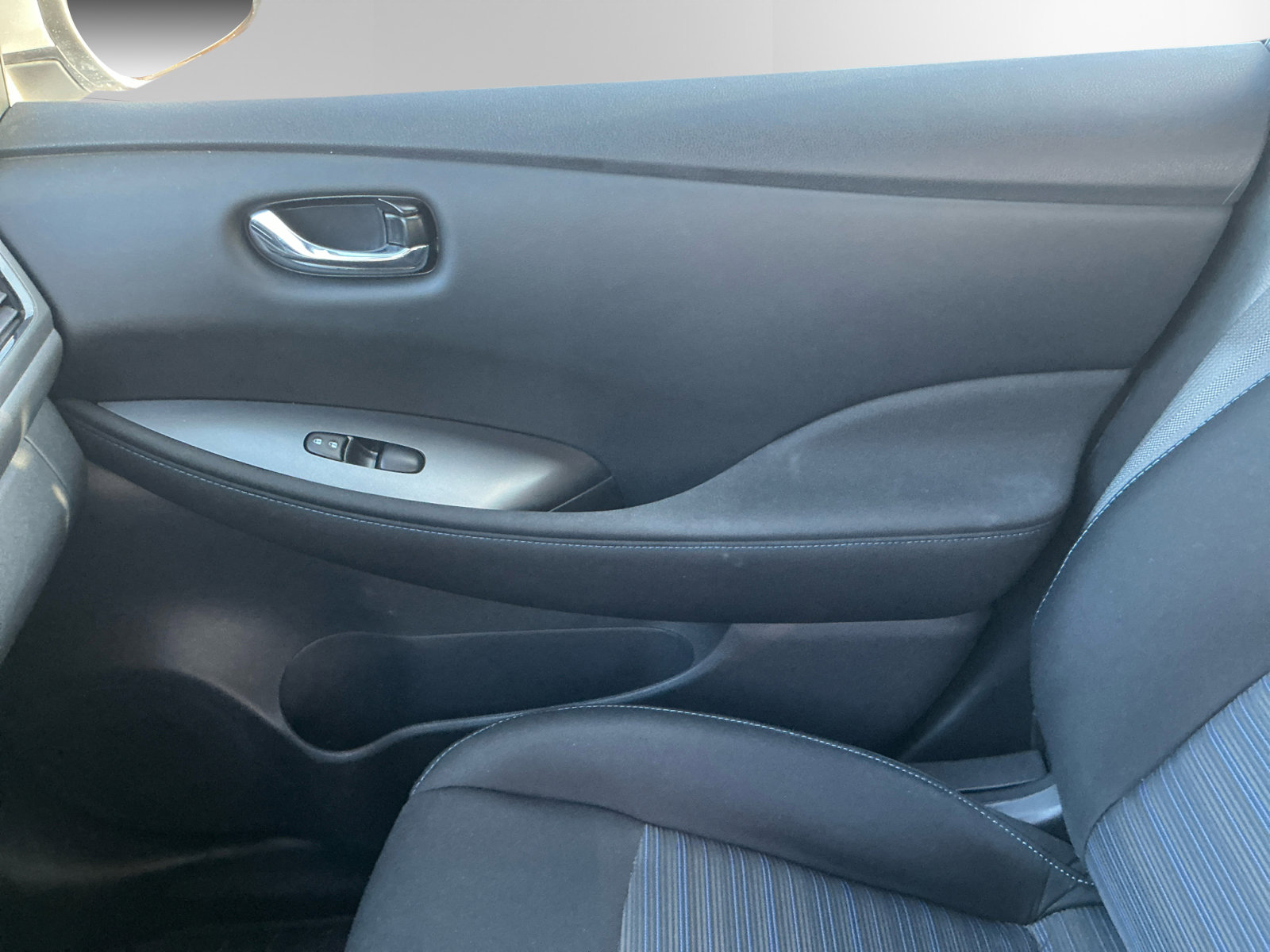 2023 Nissan Leaf S photo 12
