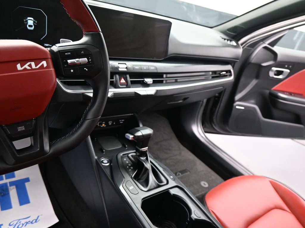 2025 Kia K4 GT-Line photo 3