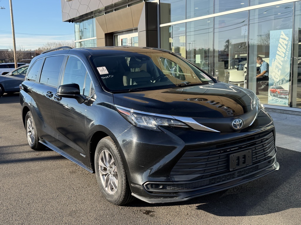 2021 Toyota Sienna LE photo 2