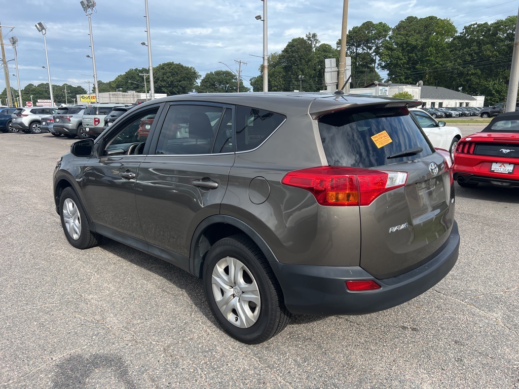 2015 Toyota RAV4 LE photo 7