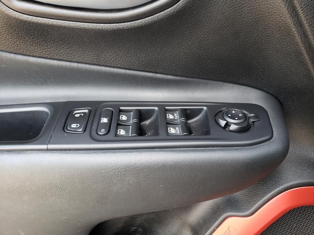 2017 Jeep Renegade Trailhawk photo 30