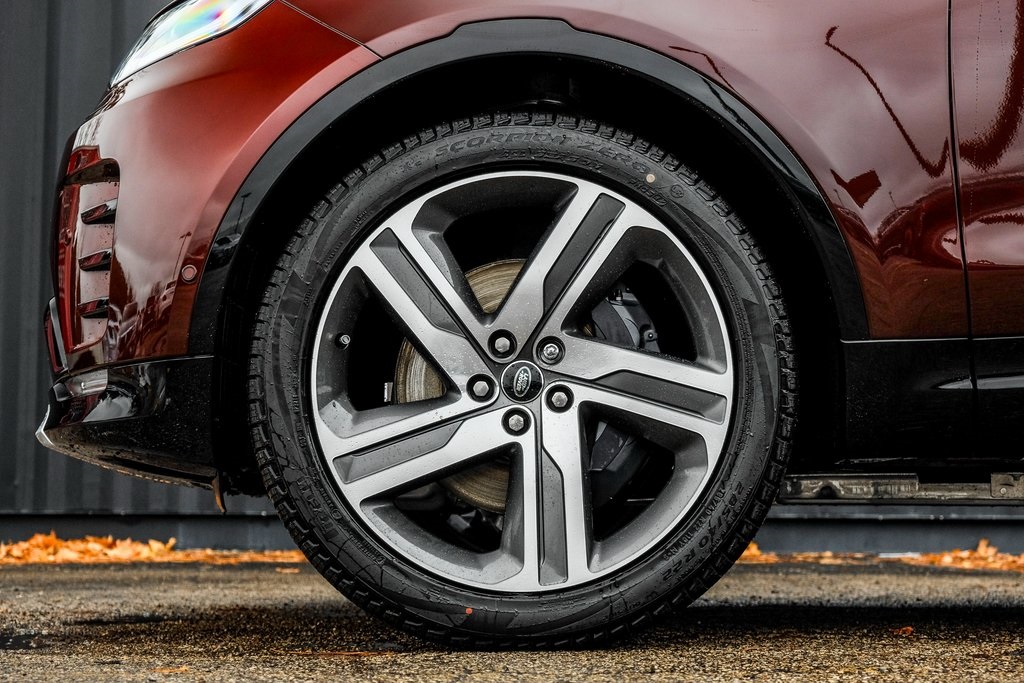 2026 Land Rover Discovery photo 4