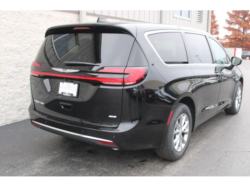 2026 Chrysler Pacifica photo 3