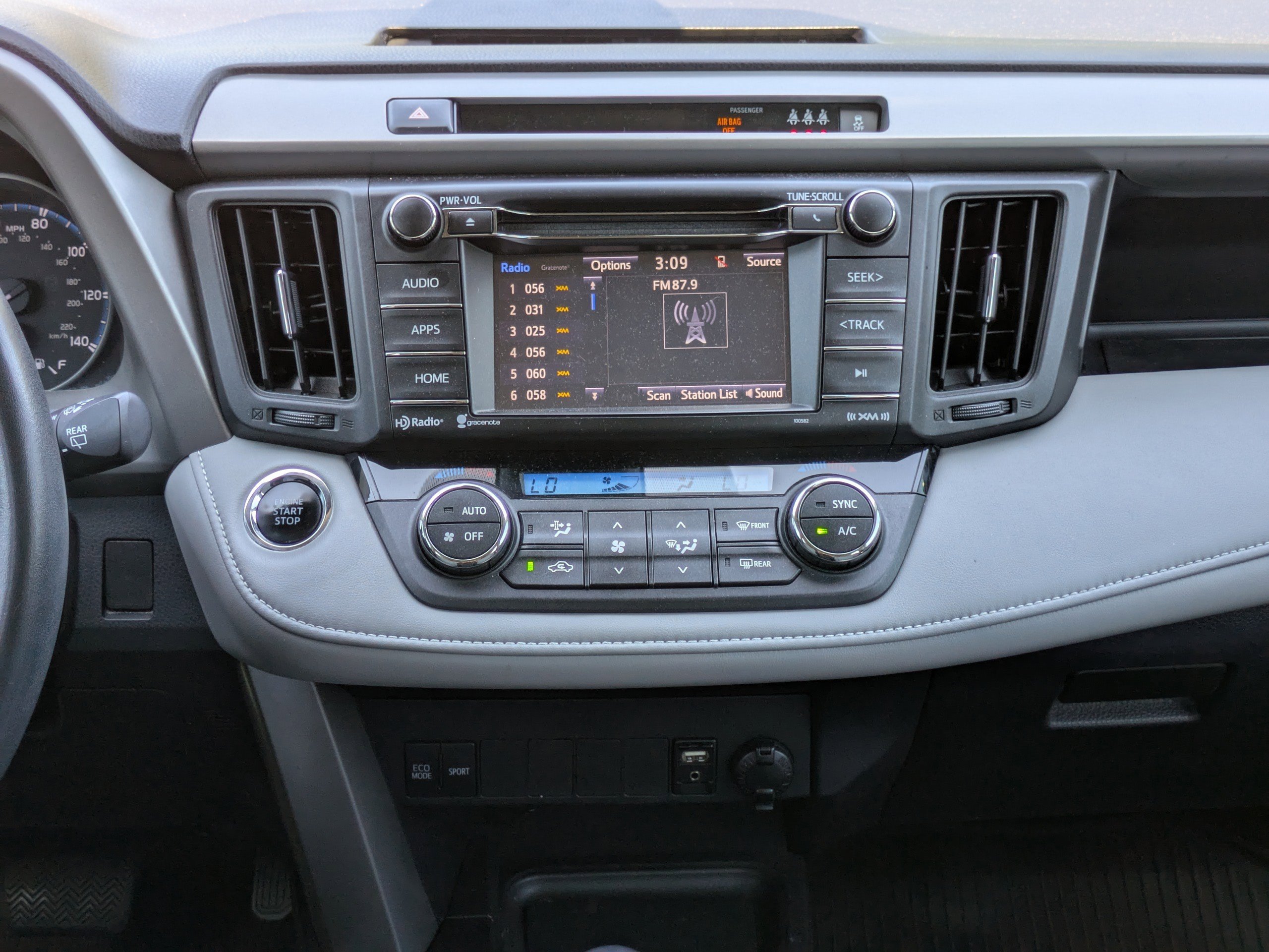 2018 Toyota RAV4 XLE photo 15