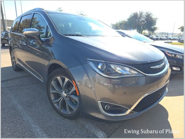 2017 Chrysler Pacifica Limited's photo