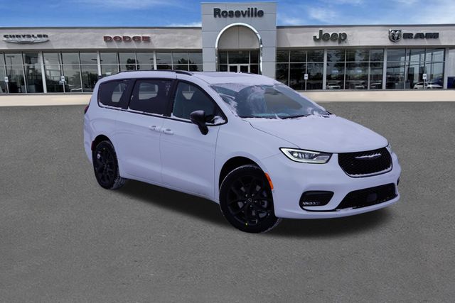 2026 Chrysler Pacifica Limited's photo