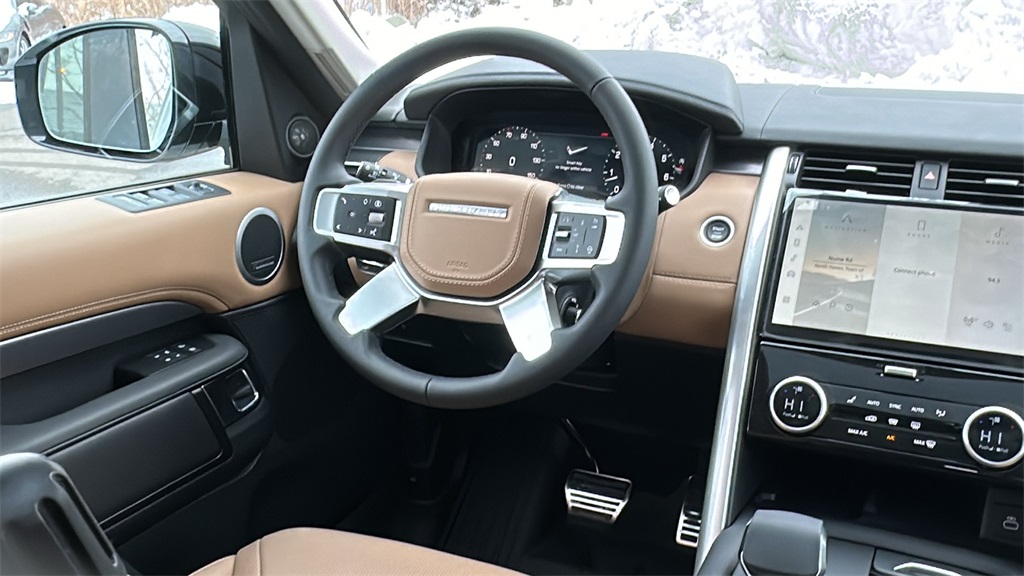 2025 Land Rover Discovery Metropolitan Edition photo 24