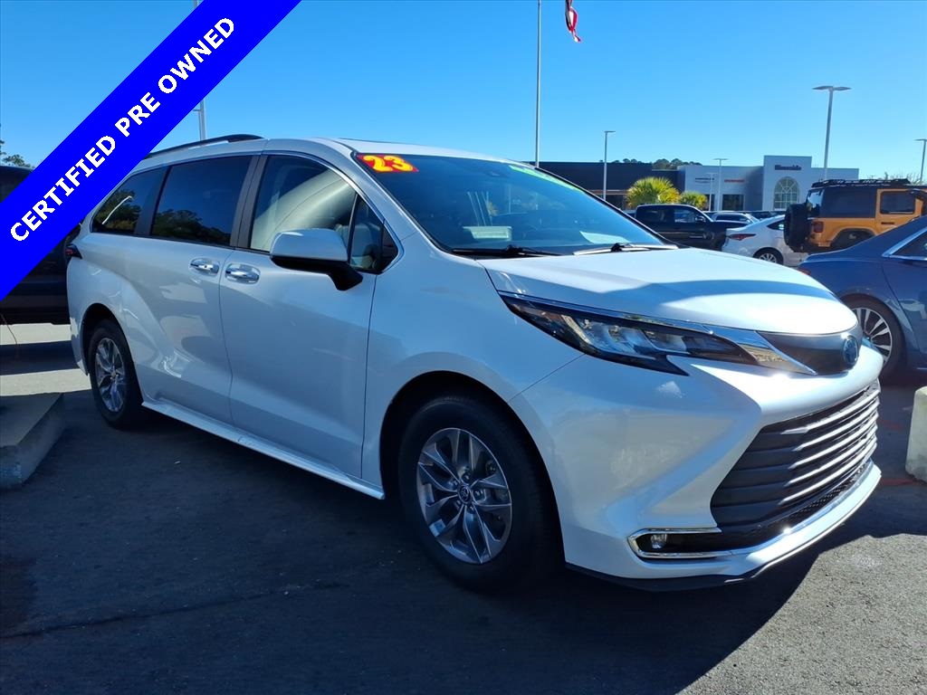 2023 Toyota Sienna XLE's photo