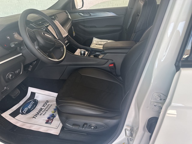 2025 Jeep Grand Cherokee Altitude photo 9