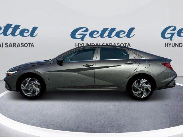 2025 Hyundai Elantra SEL Convenience photo 3