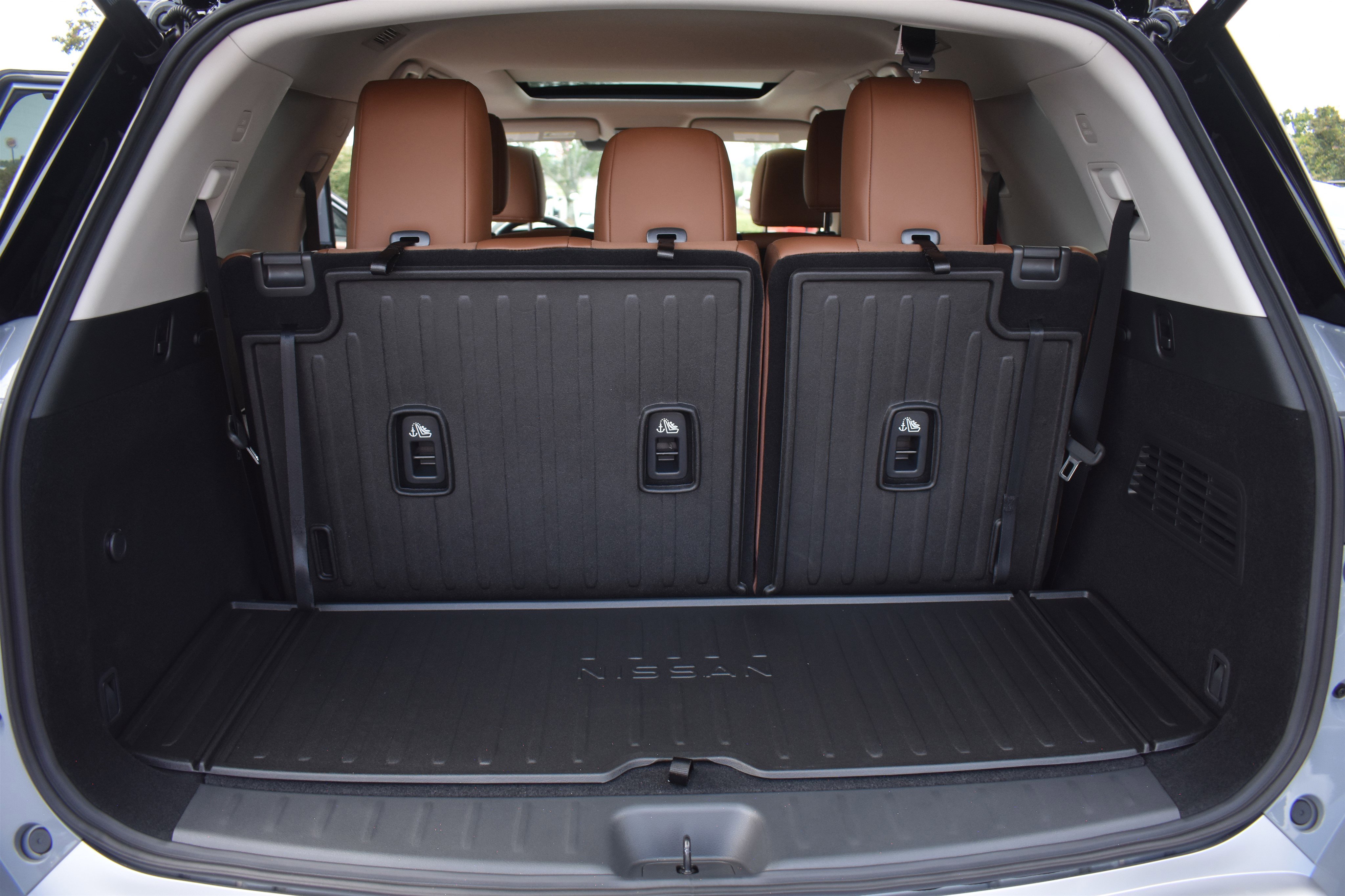 2025 Nissan Pathfinder Platinum photo 8