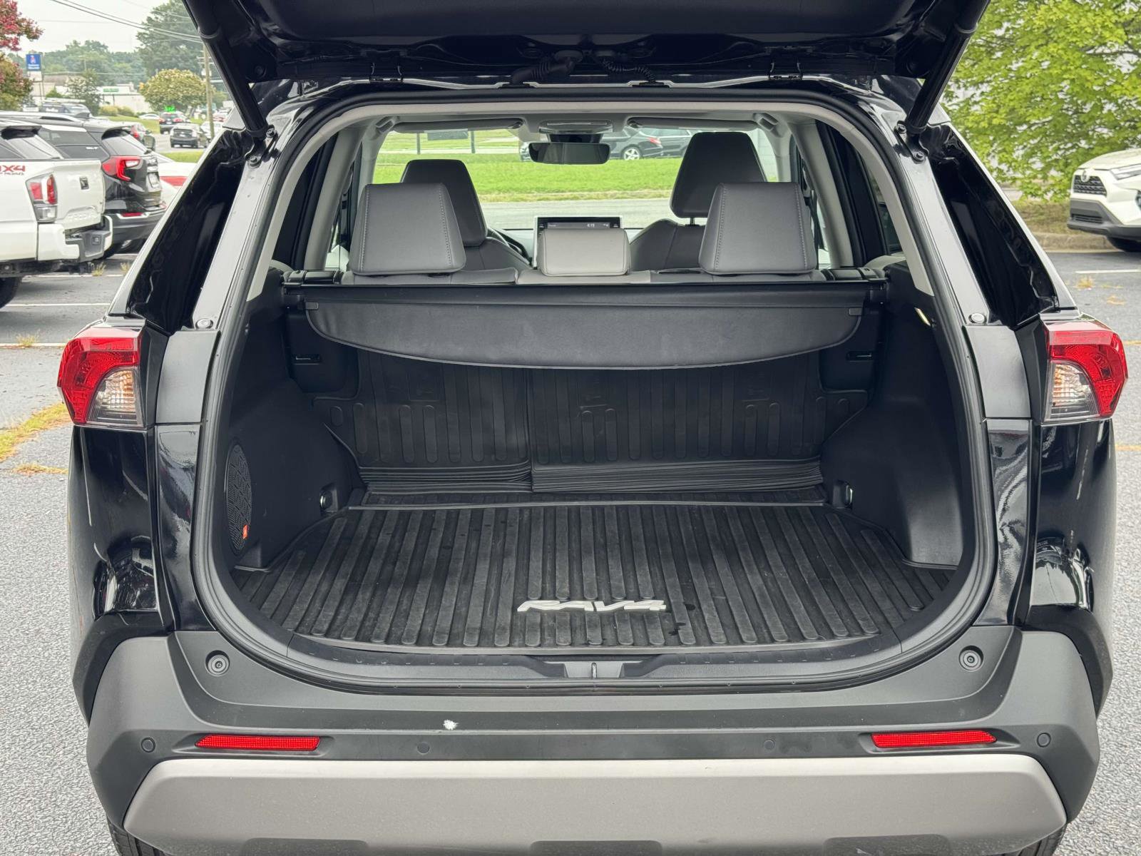 2022 Toyota RAV4 Hybrid Limited photo 3