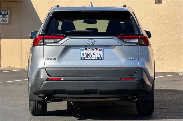 2022 Toyota RAV4 XLE photo 4