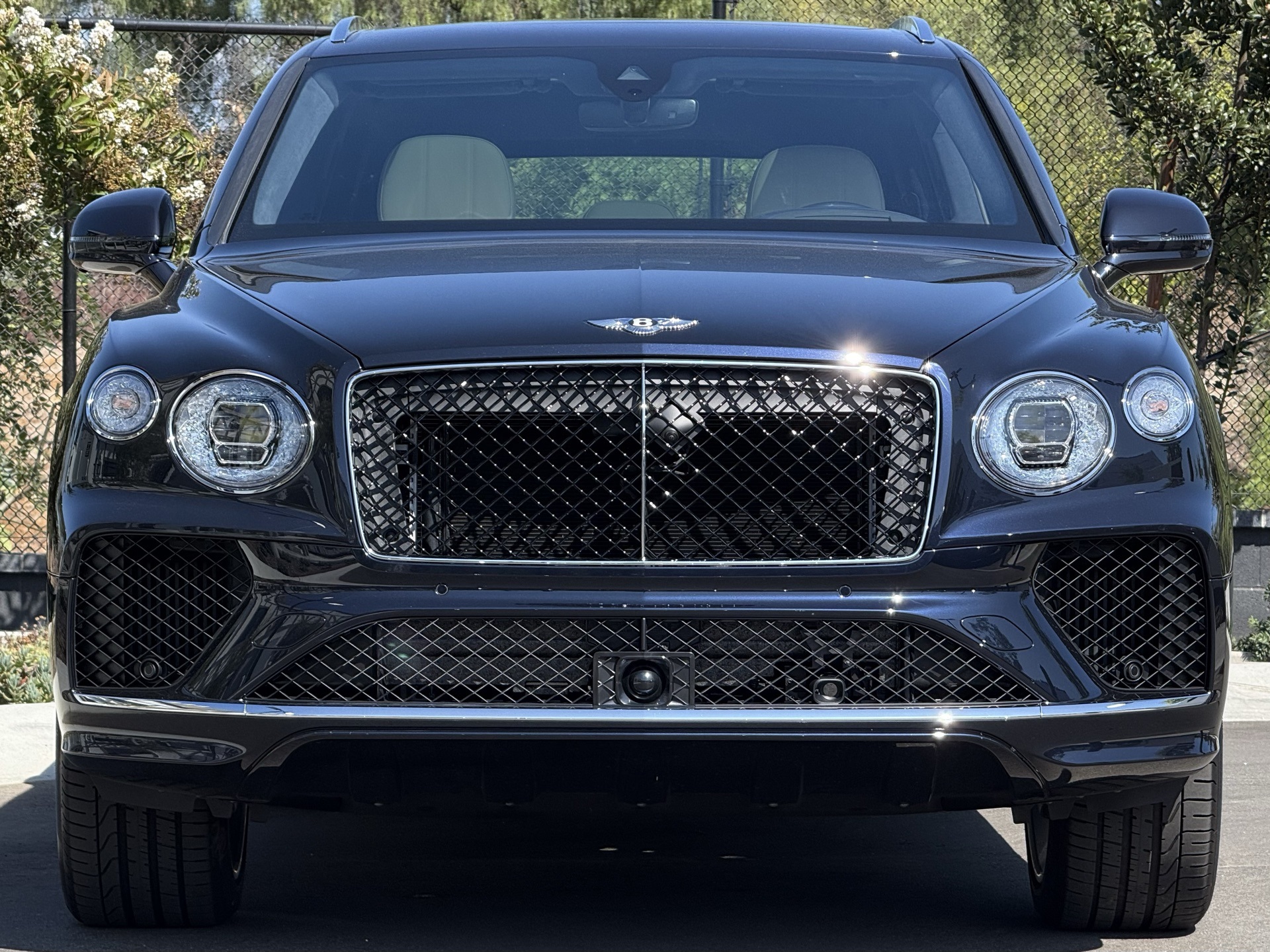 2024 Bentley Bentayga V8 photo 9