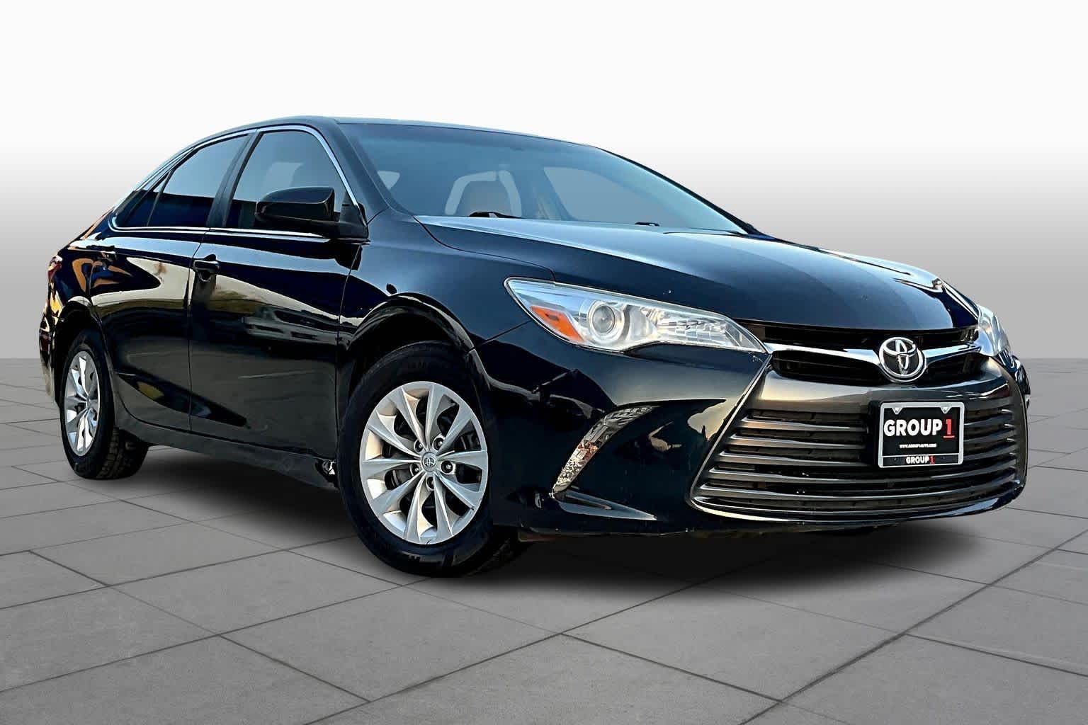 2015 Toyota Camry LE photo 2