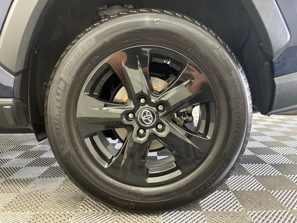 2020 Toyota RAV4 XLE photo 26
