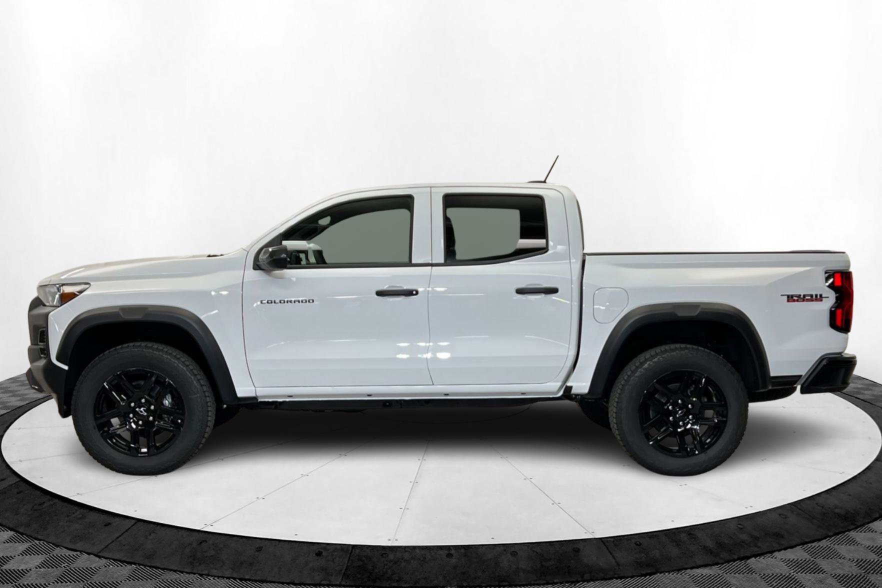 2025 Chevrolet Colorado Trail Boss photo 2