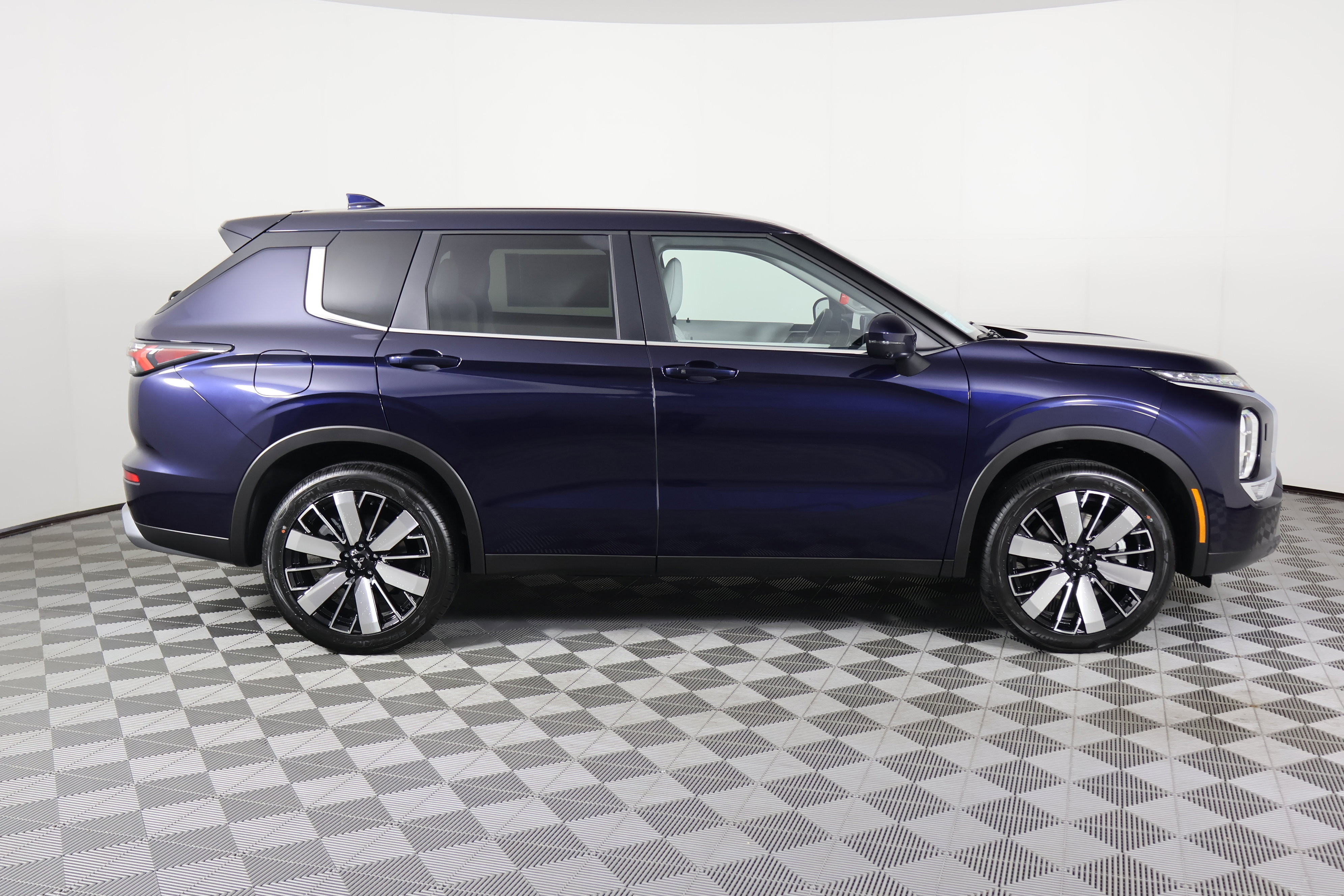 2025 Mitsubishi Outlander SE photo 5