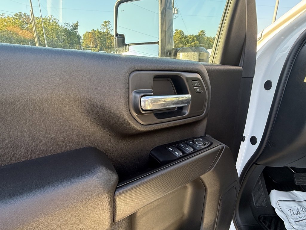 2025 Chevrolet Silverado Custom photo 11