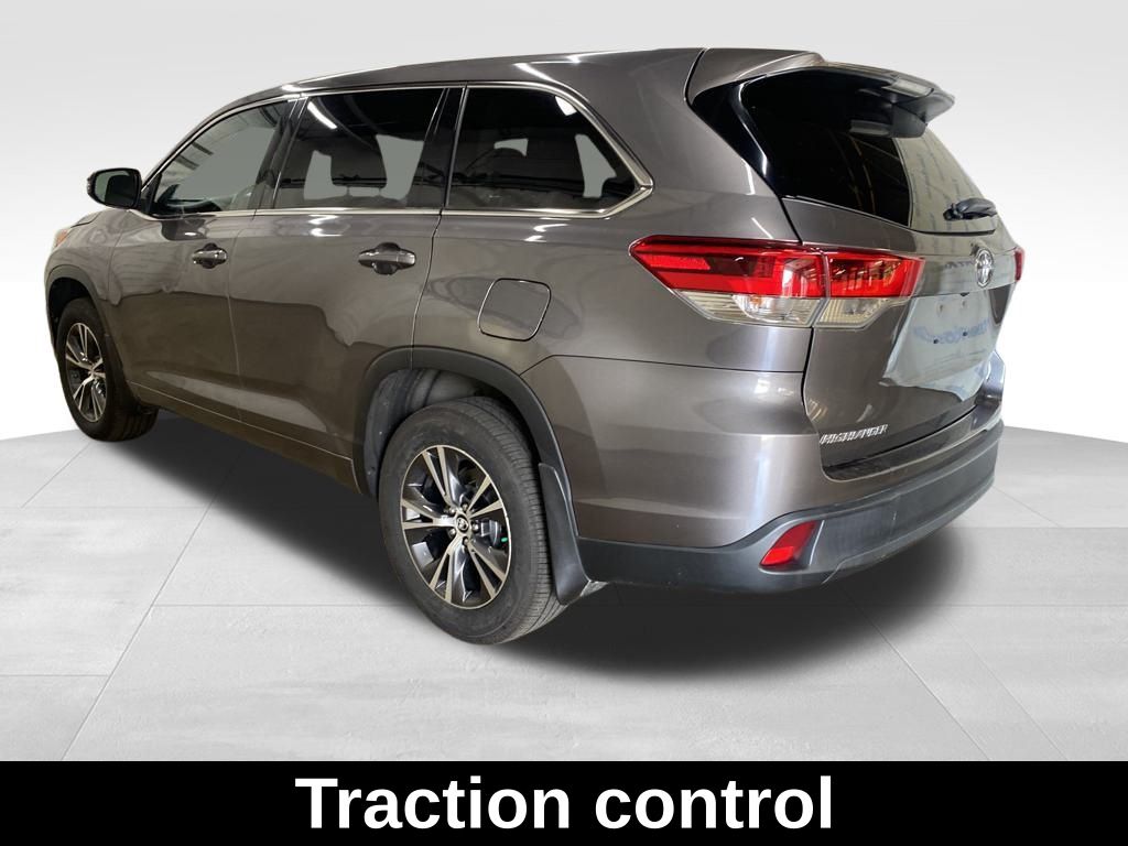 2018 Toyota Highlander LE photo 3