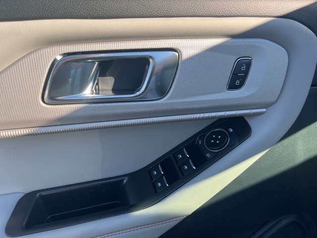 2025 Ford Explorer photo 9