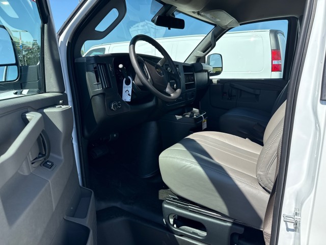 2025 Chevrolet Express Cargo 2500 photo 4