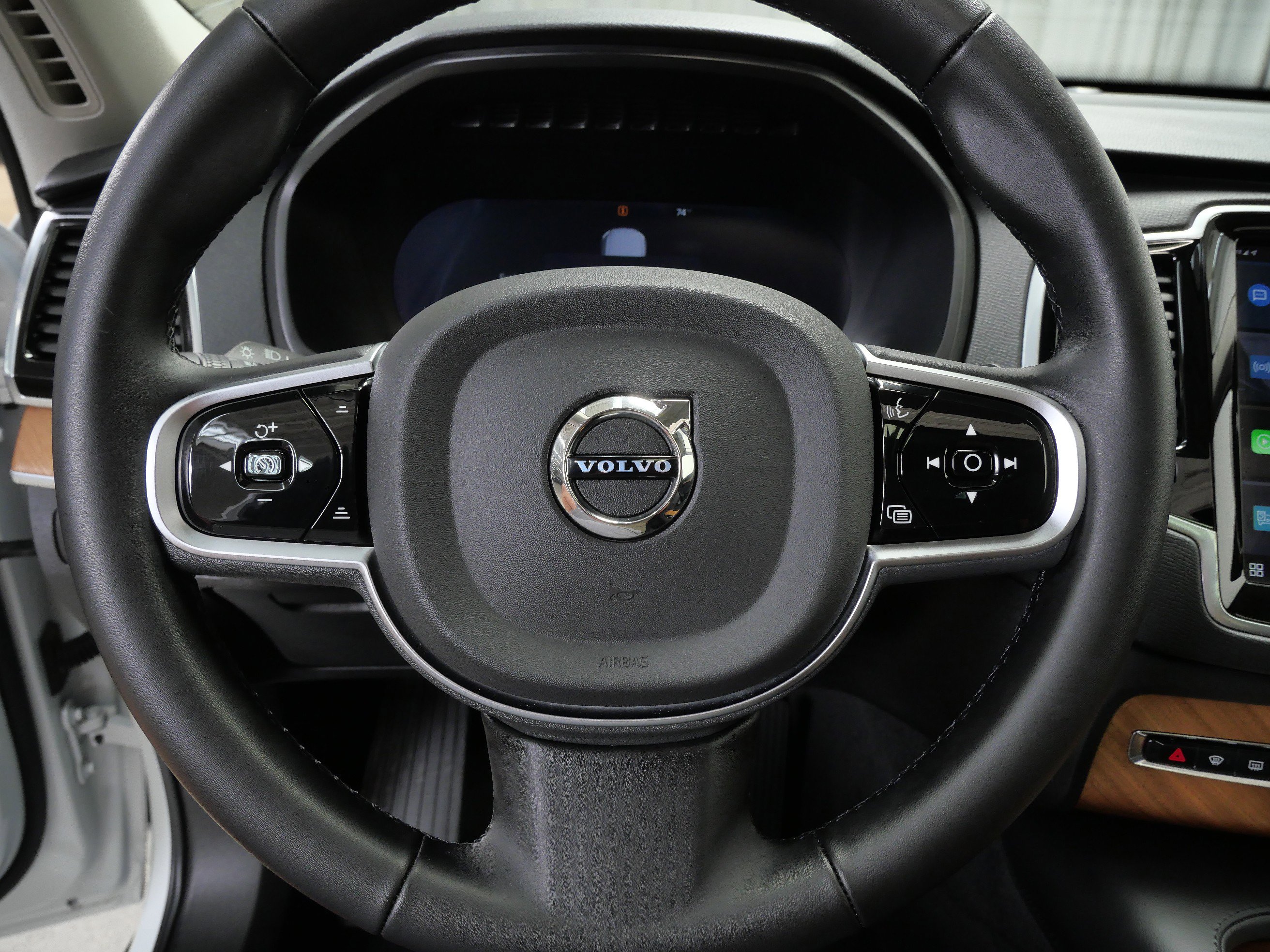2025 Volvo XC90 Plus photo 22