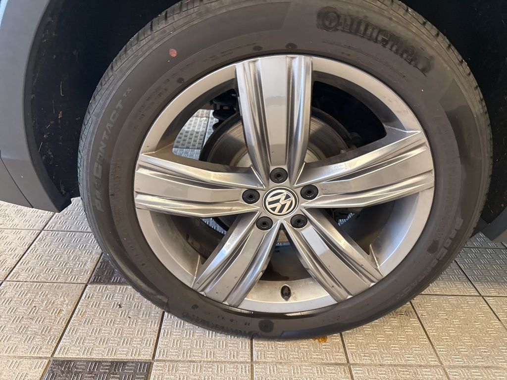 2018 Volkswagen Tiguan SEL Premium photo 4