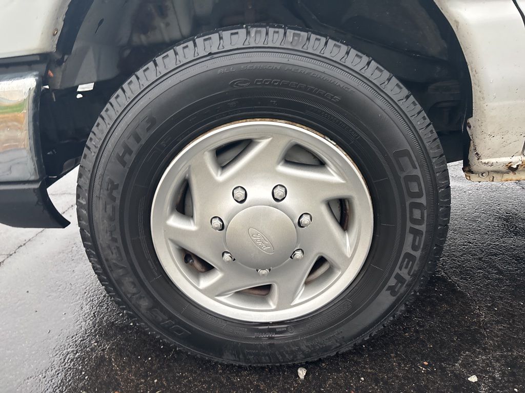 2016 Ford E-350 photo 4