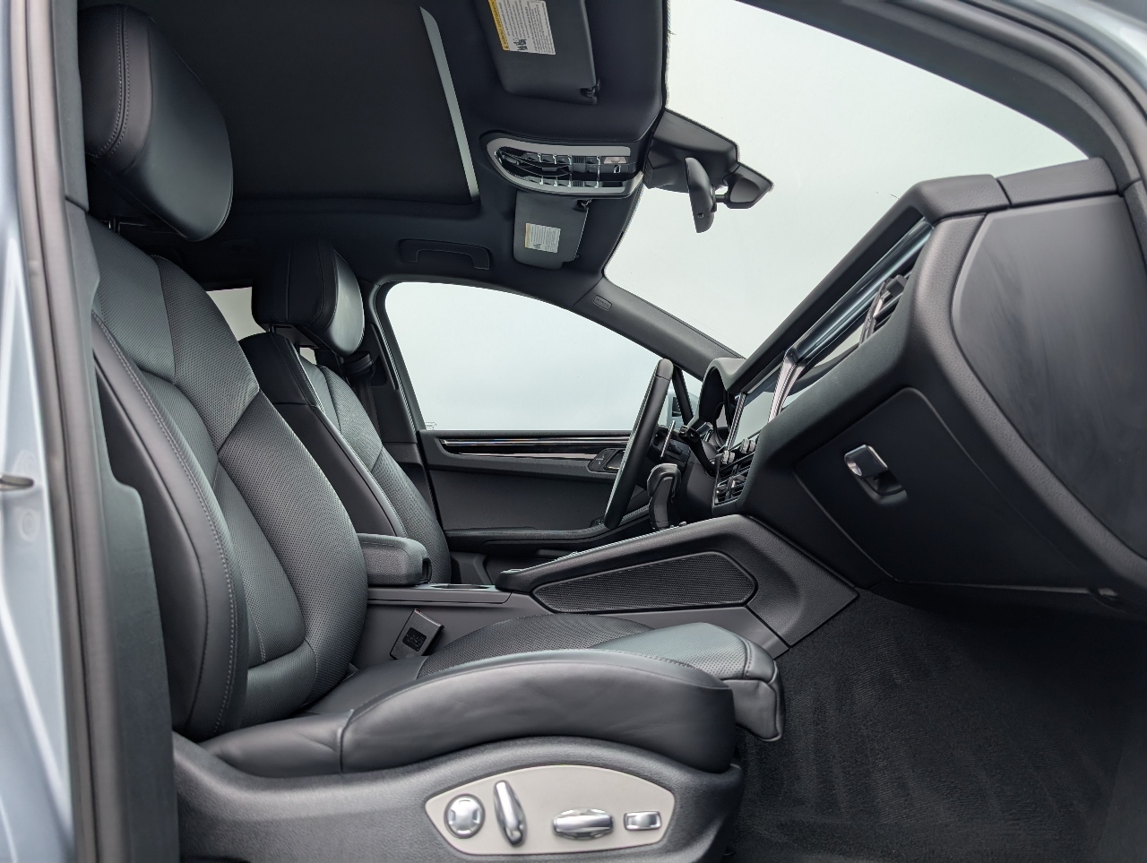 2023 Porsche Macan T photo 17