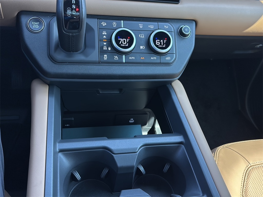 2025 Land Rover Defender 130 X-Dynamic SE photo 18