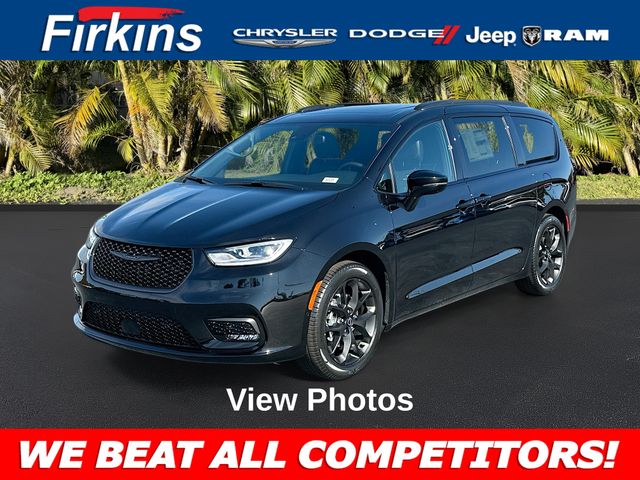 2026 Chrysler Pacifica Limited's photo