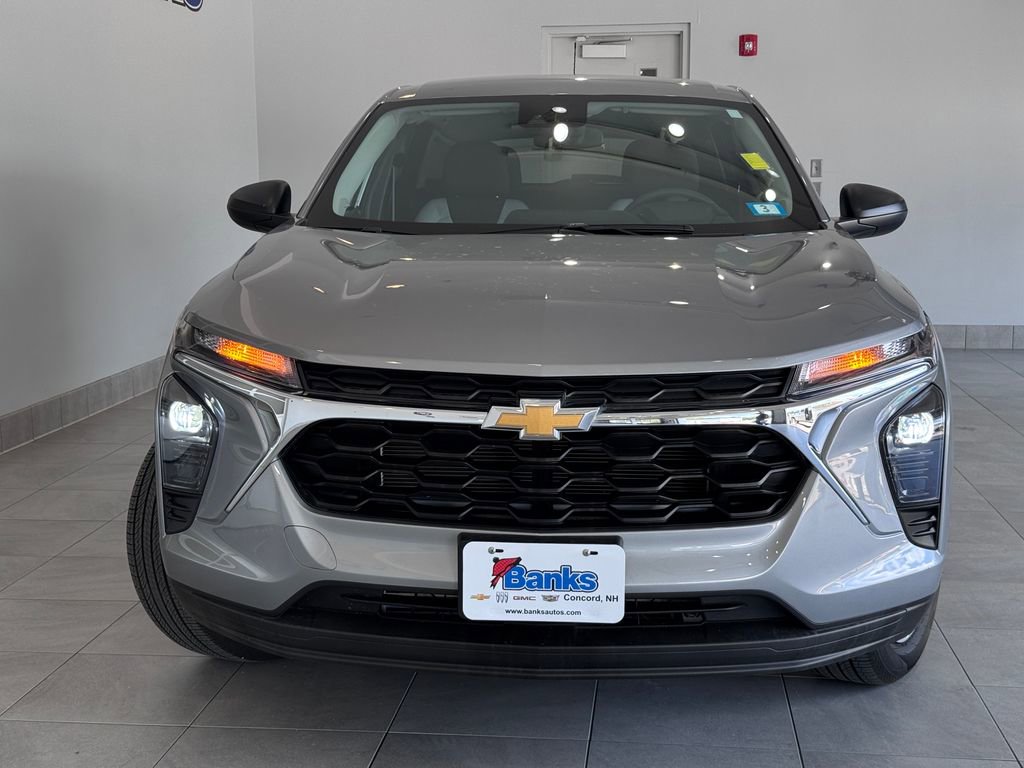 2025 Chevrolet Trax LS photo 2