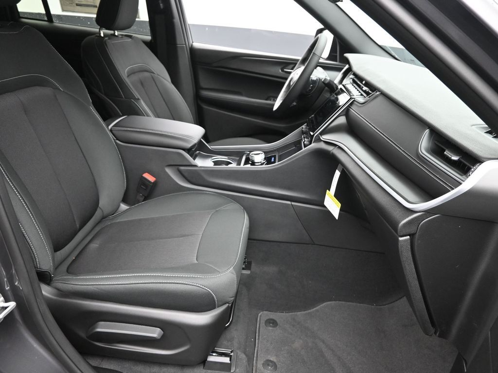 2025 Jeep Grand Cherokee Laredo X photo 5