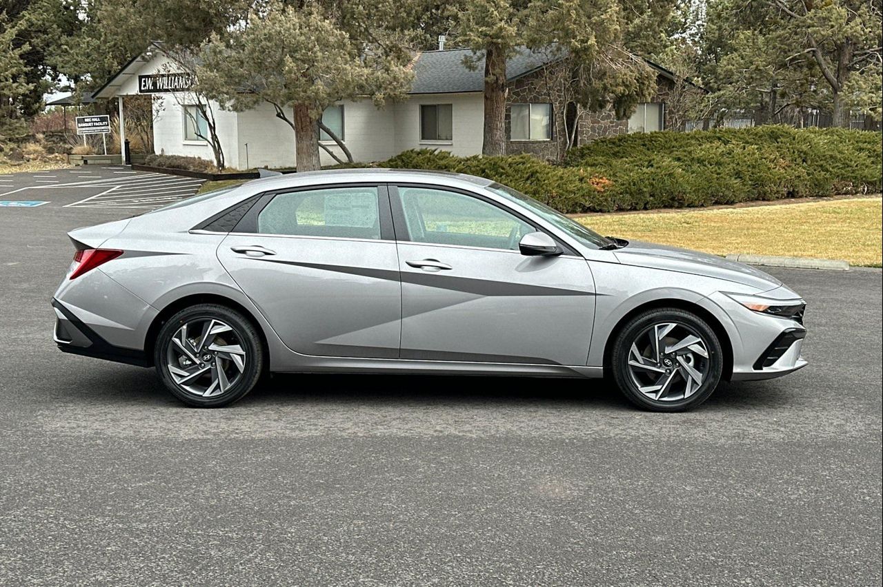 2025 Hyundai Elantra Hybrid Limited photo 3