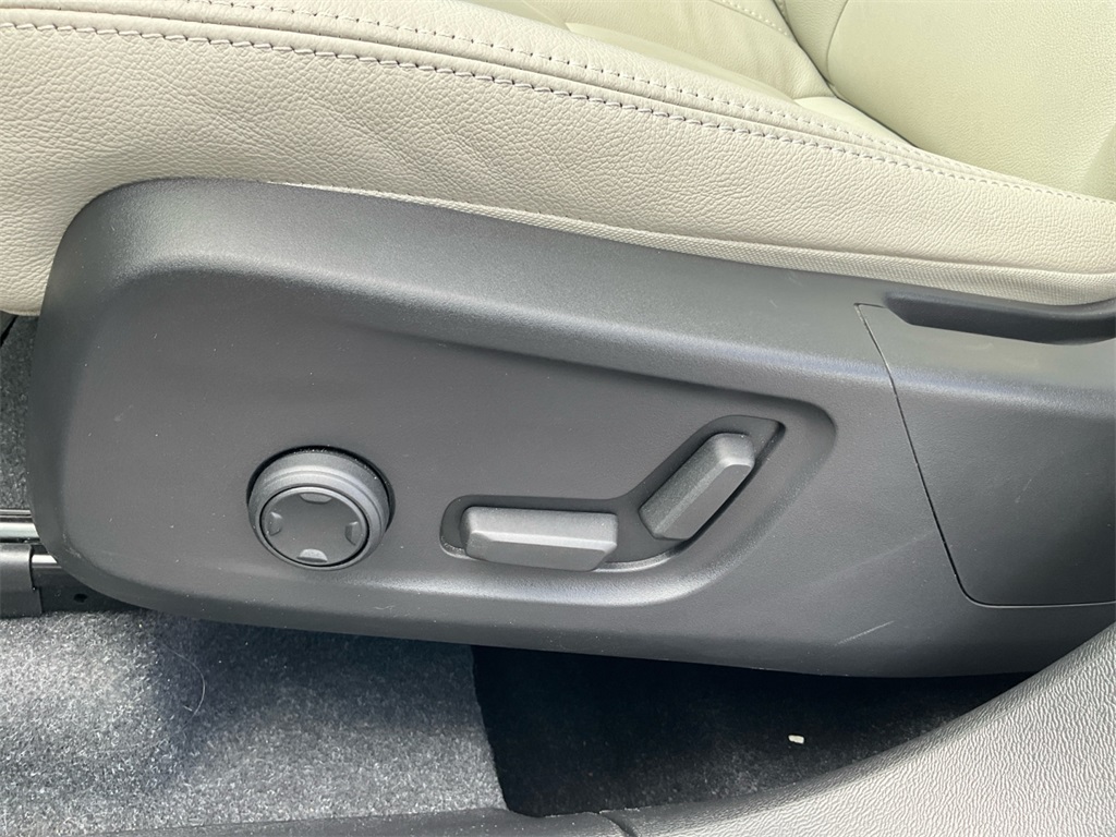 2024 Volvo XC40 Plus photo 25