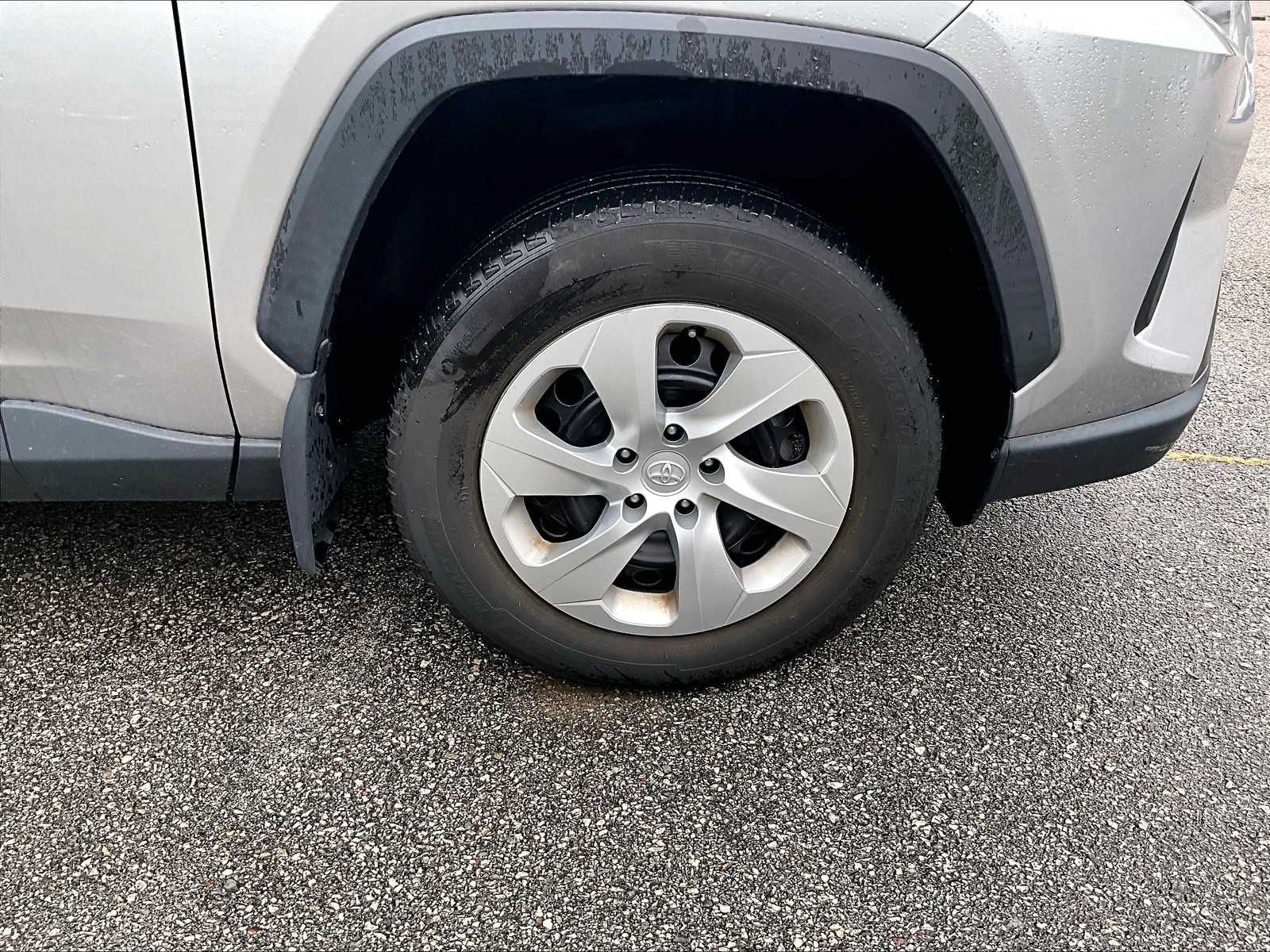 2022 Toyota RAV4 LE photo 4