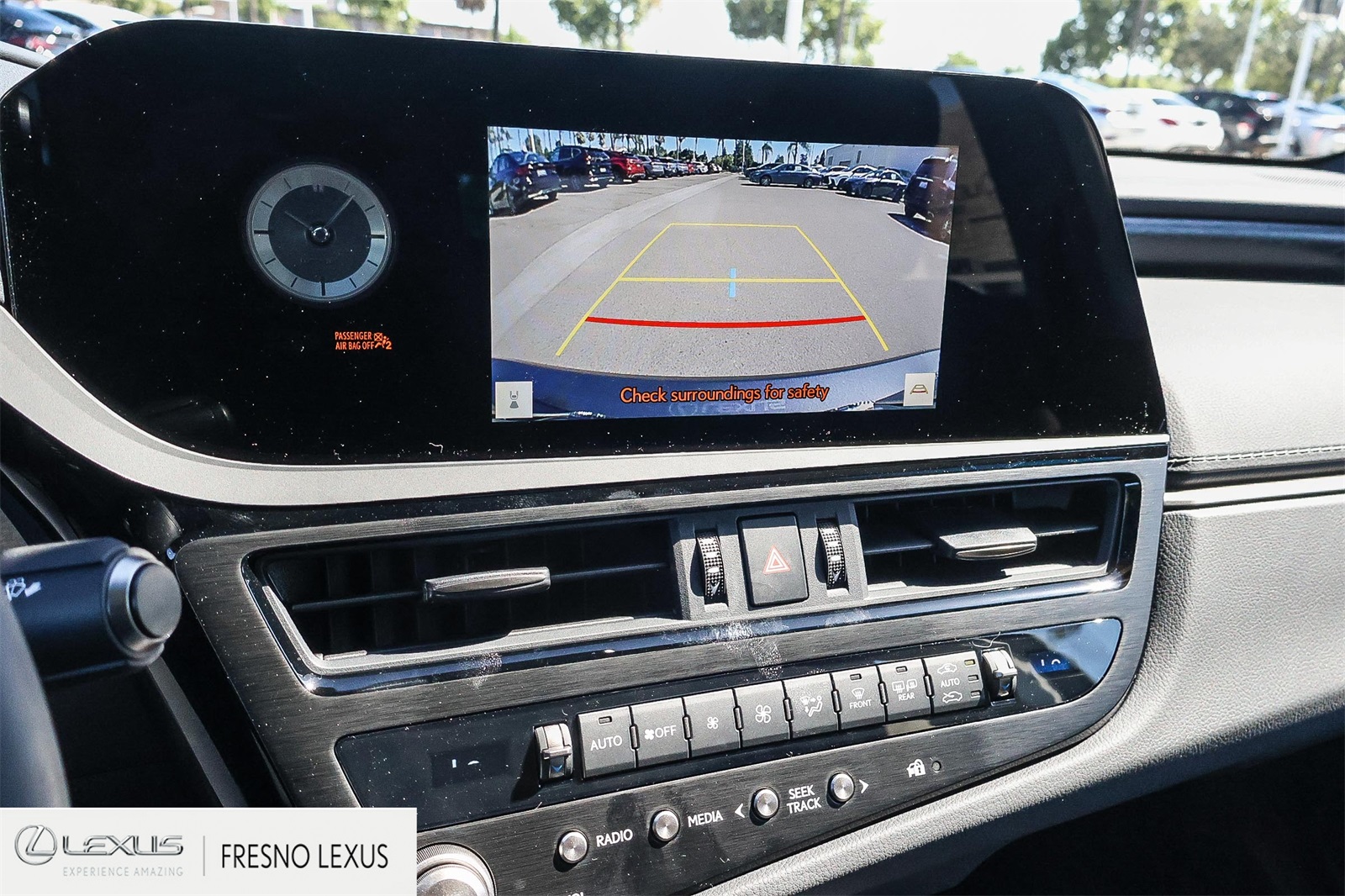 2025 Lexus ES 300h photo 23