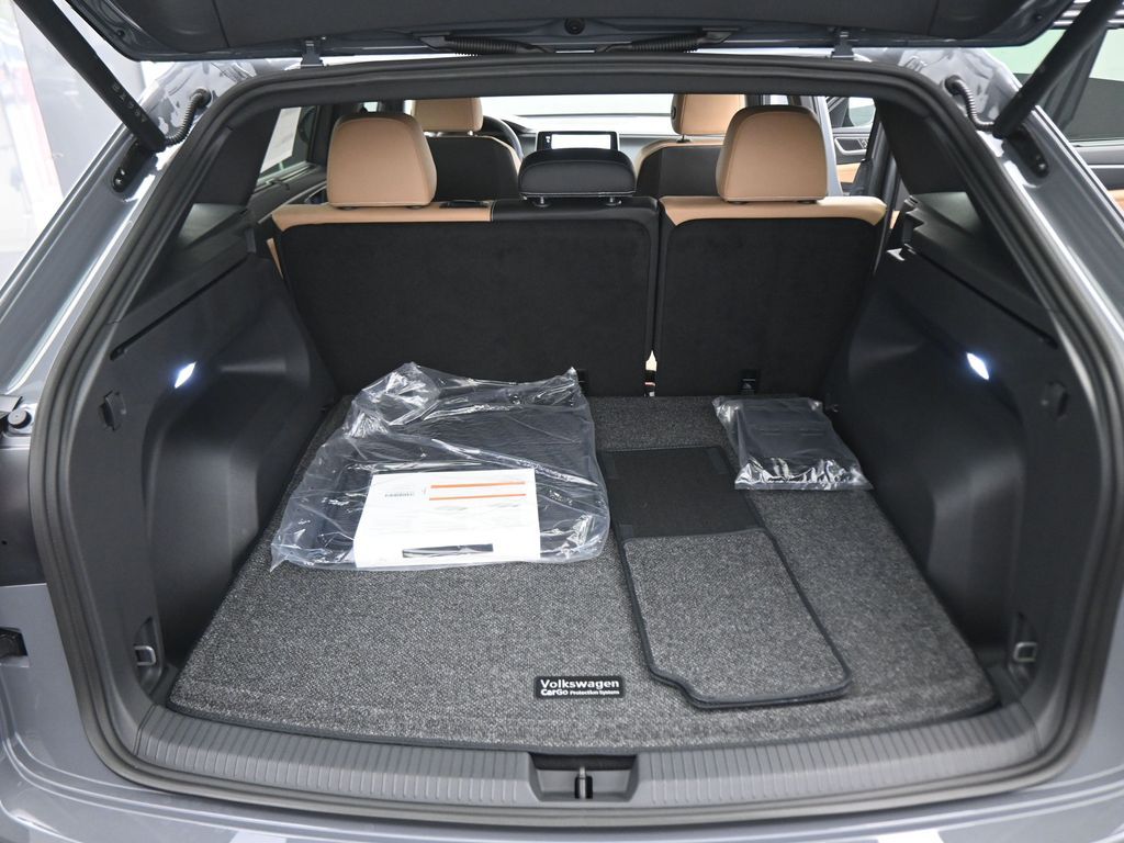 2025 Volkswagen Atlas Cross Sport SEL R-Line photo 41