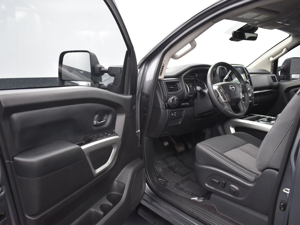 2024 Nissan Titan SV photo 3