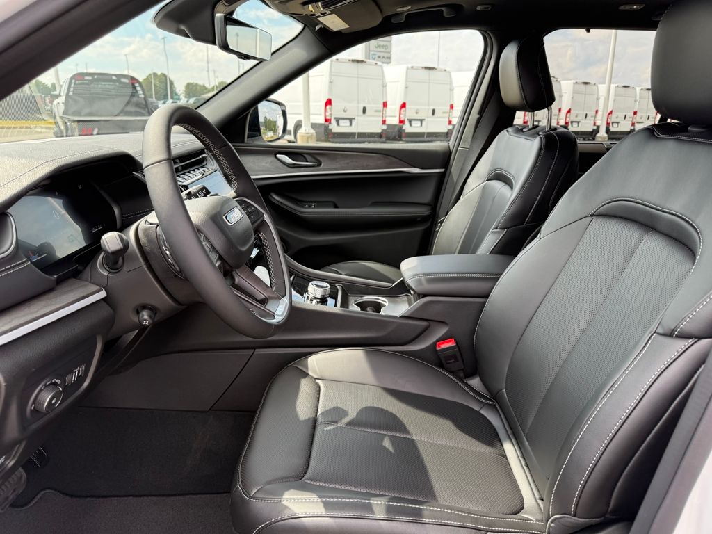 2025 Jeep Grand Cherokee Limited photo 9
