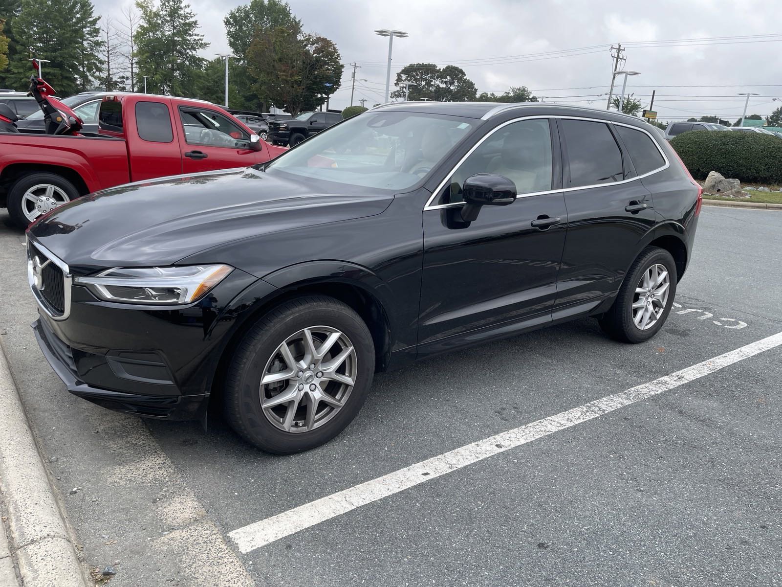2019 Volvo XC60 Momentum's photo
