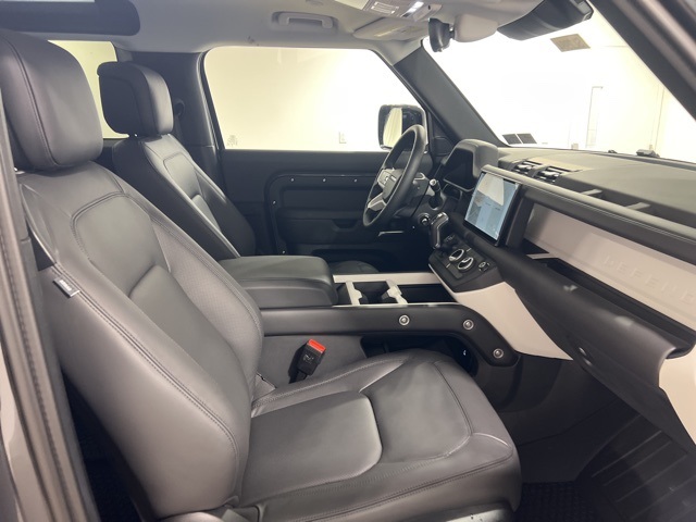 2025 Land Rover Defender 90 S photo 23