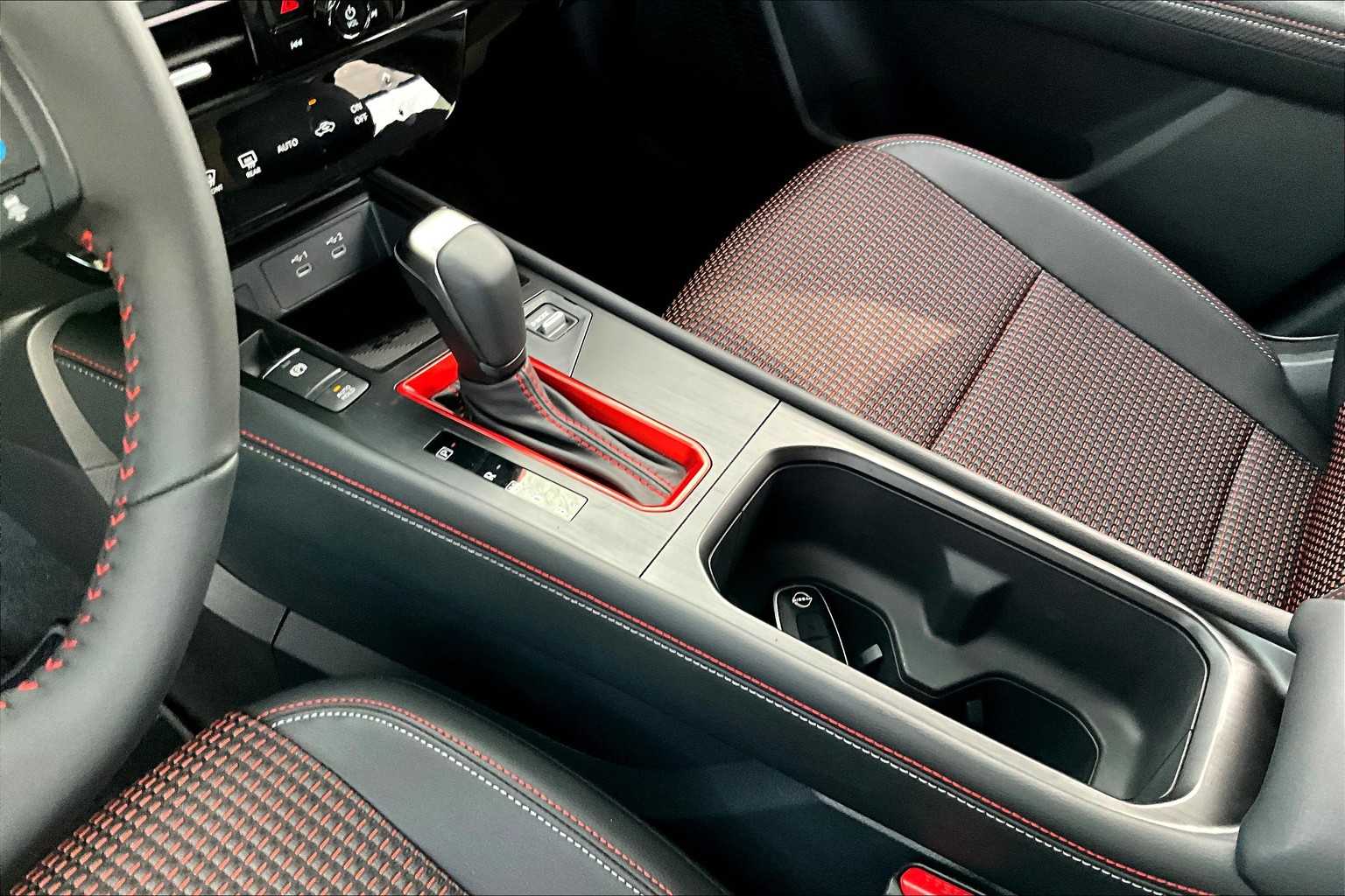 2025 Nissan Kicks SR photo 7