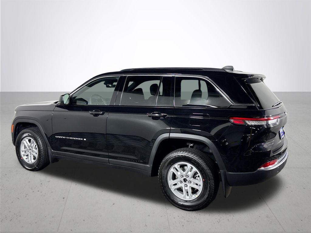 2025 Jeep Grand Cherokee Laredo photo 4