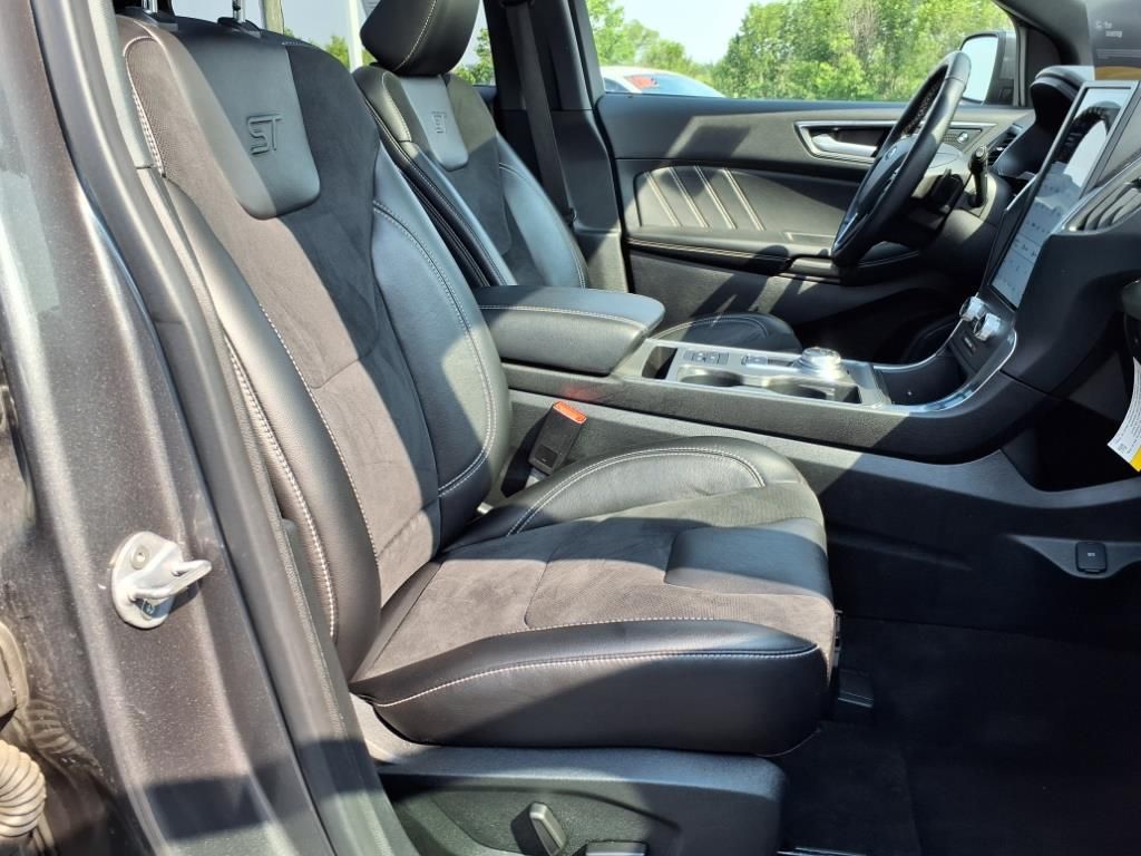 2022 Ford Edge ST photo 12