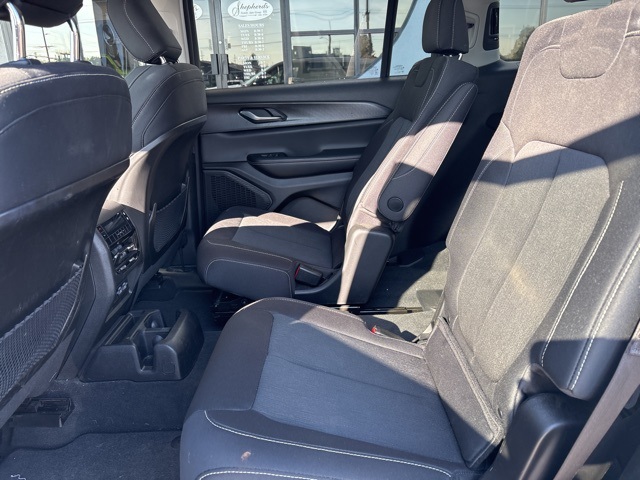 2023 Jeep Grand Cherokee Laredo photo 11